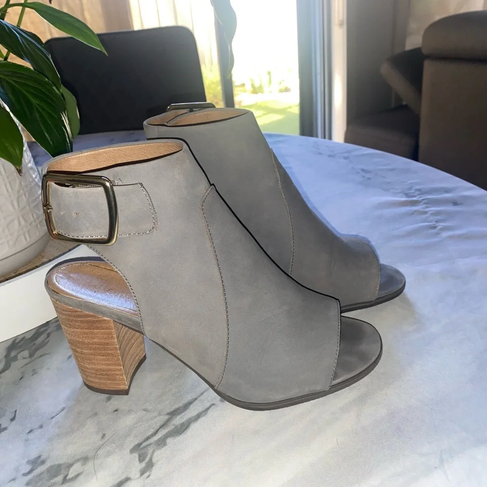 Vionic Open Toe Boots - Size 7 - Picture 6 of 6